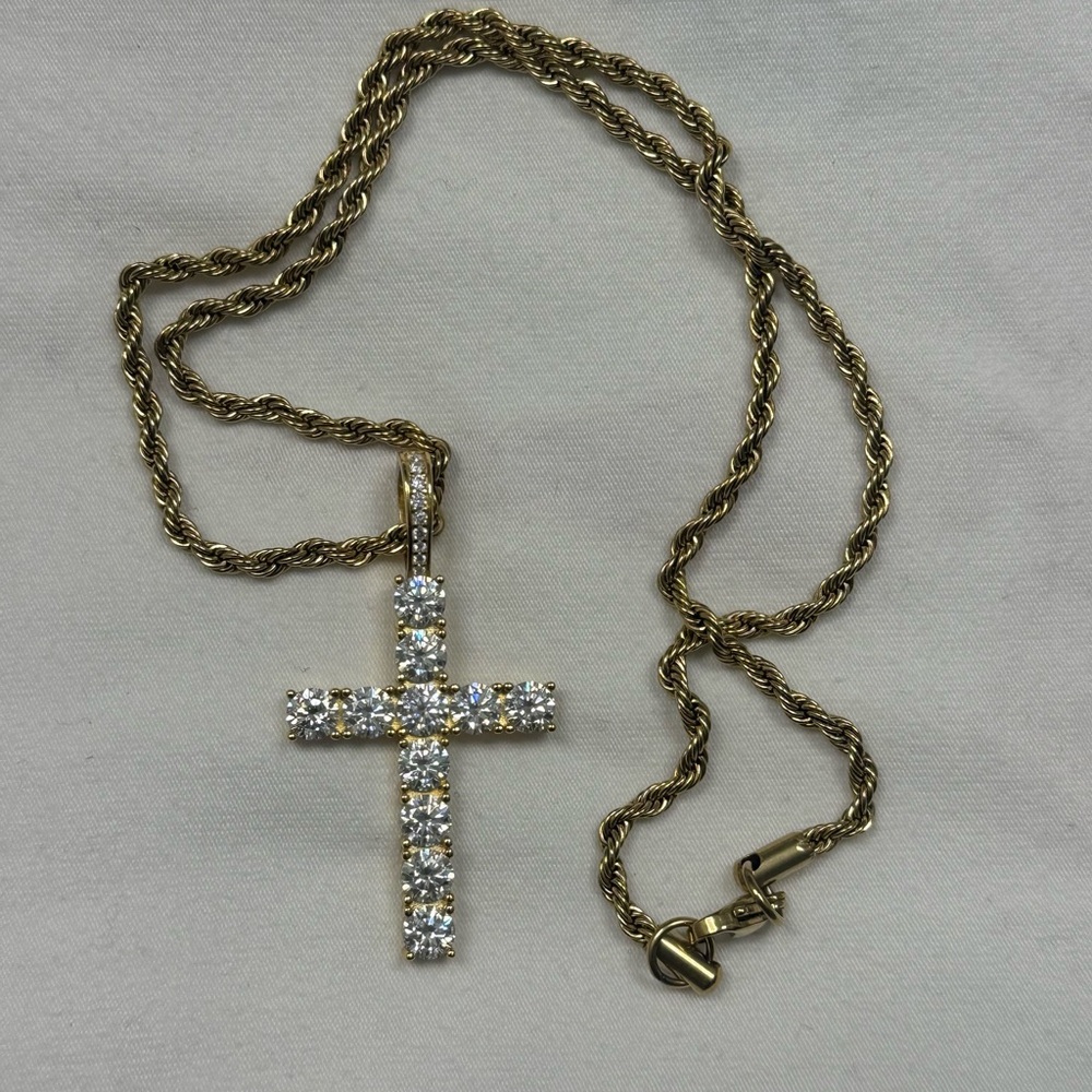4.51 CARAT VVS MOISSANITE CROSS IN GOLD